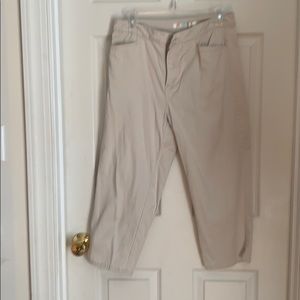 Bill Blass stretch khaki Capri